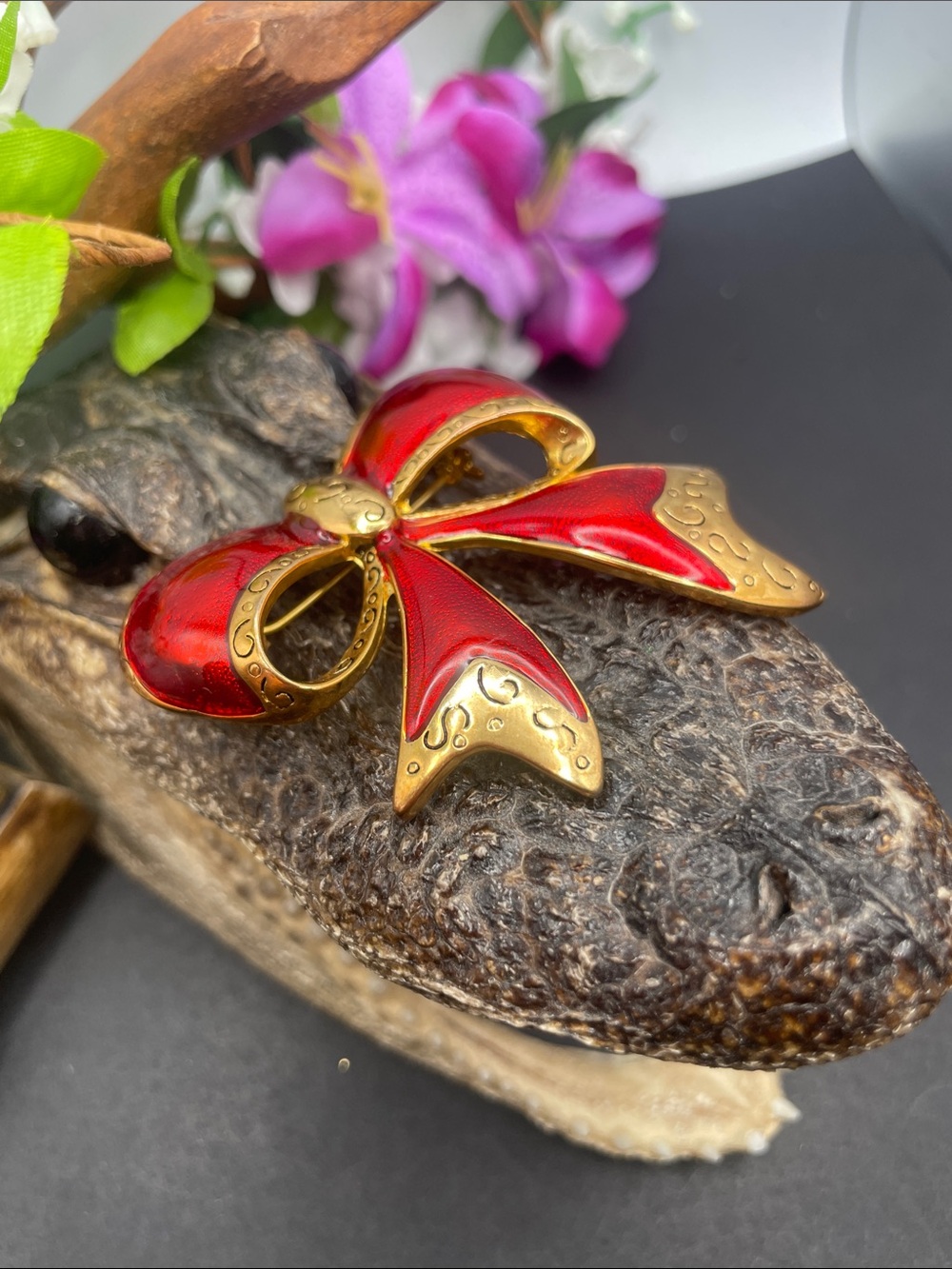 Bow brooch